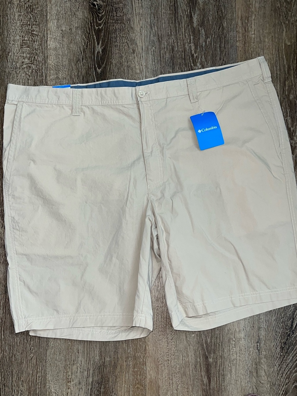 Brand NEW with tags - Columbia Men’s Light Khaki Flat-Front Casual Shorts